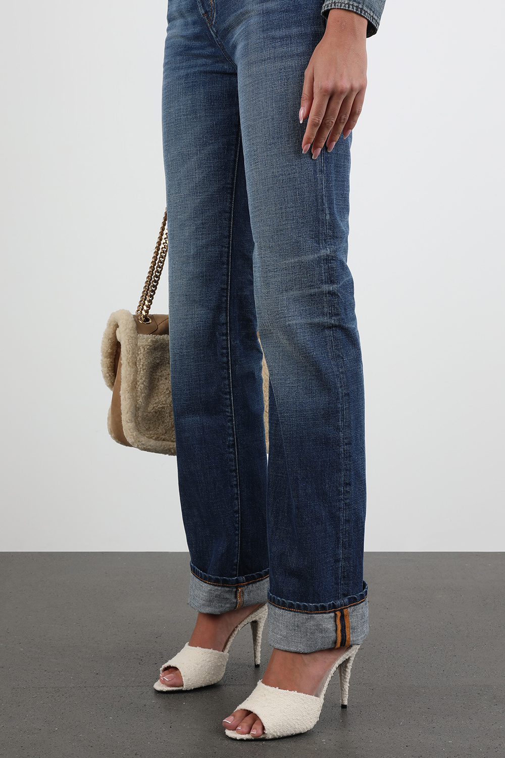 תמונת כל הלוק של נעלי עקב מצמר בצבע לבן